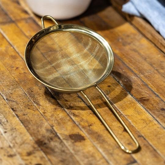 GOLDEN MESH TEA STRAINER 10CM - Image 4